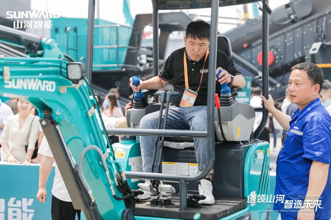 精品出击、互动不休！皇家国际智能F系列挖掘机闪灼长沙展