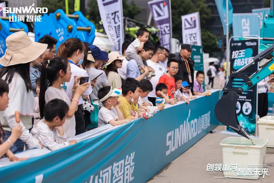 精品出击、互动不休！皇家国际智能F系列挖掘机闪灼长沙展