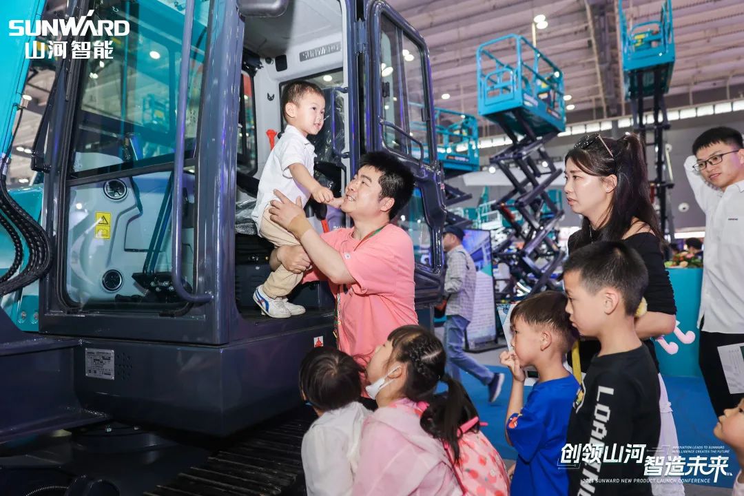 精品出击、互动不休！皇家国际智能F系列挖掘机闪灼长沙展