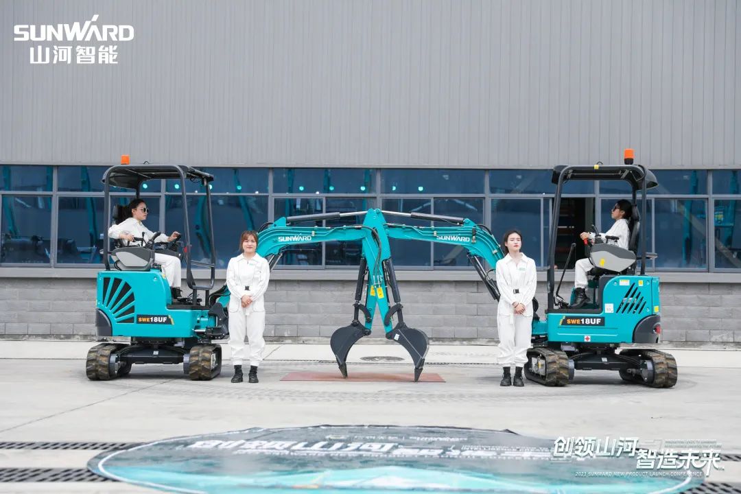 精品出击、互动不休！皇家国际智能F系列挖掘机闪灼长沙展