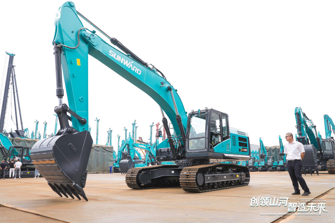 精品出击、互动不休！皇家国际智能F系列挖掘机闪灼长沙展
