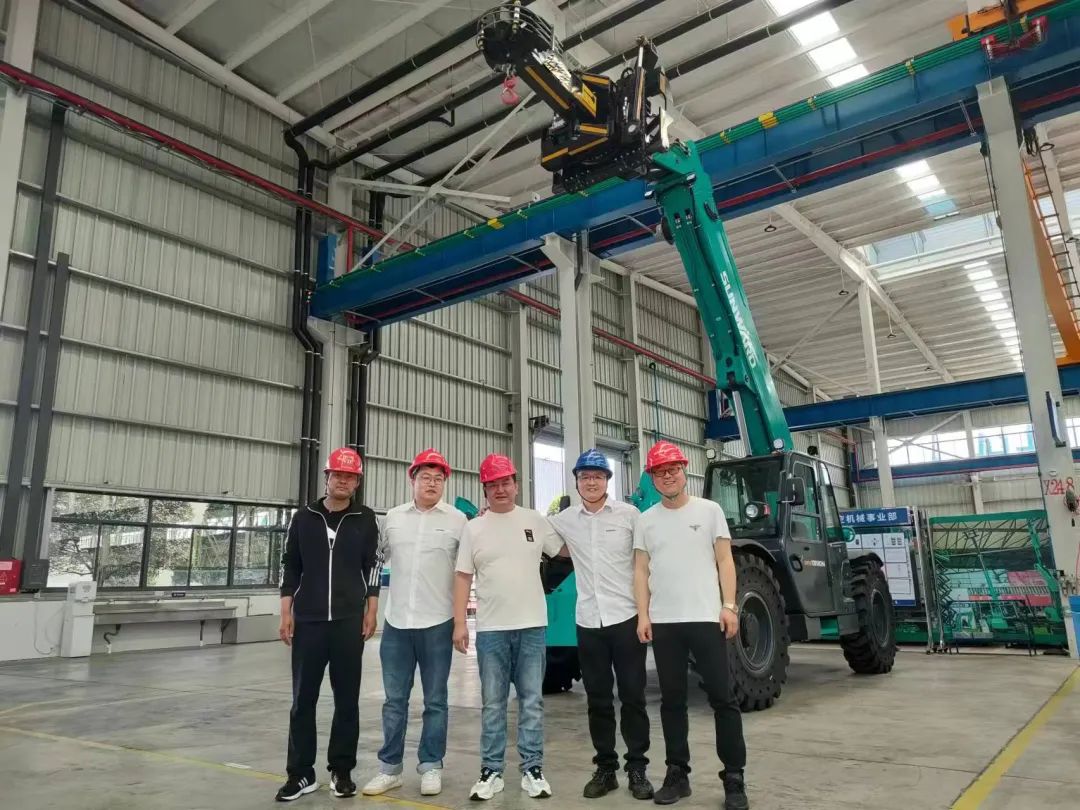 独家定造！皇家国际智能油缸更换机械人顺利下线