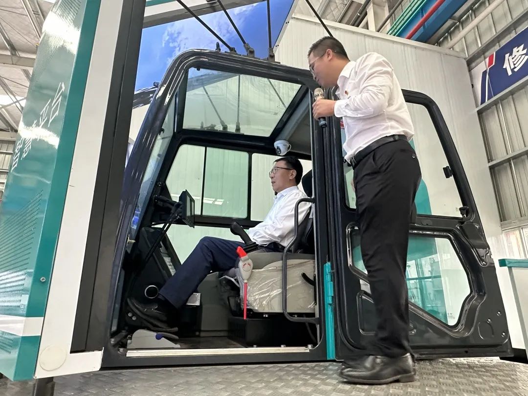 中国联通集团副总经理梁宝俊到访皇家国际智能