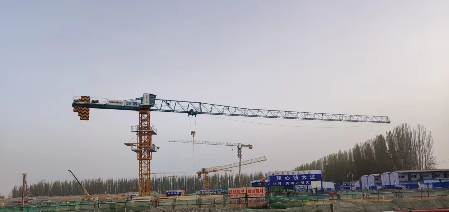 天山脚下的画师！皇家国际江麓群塔援疆建设新景致