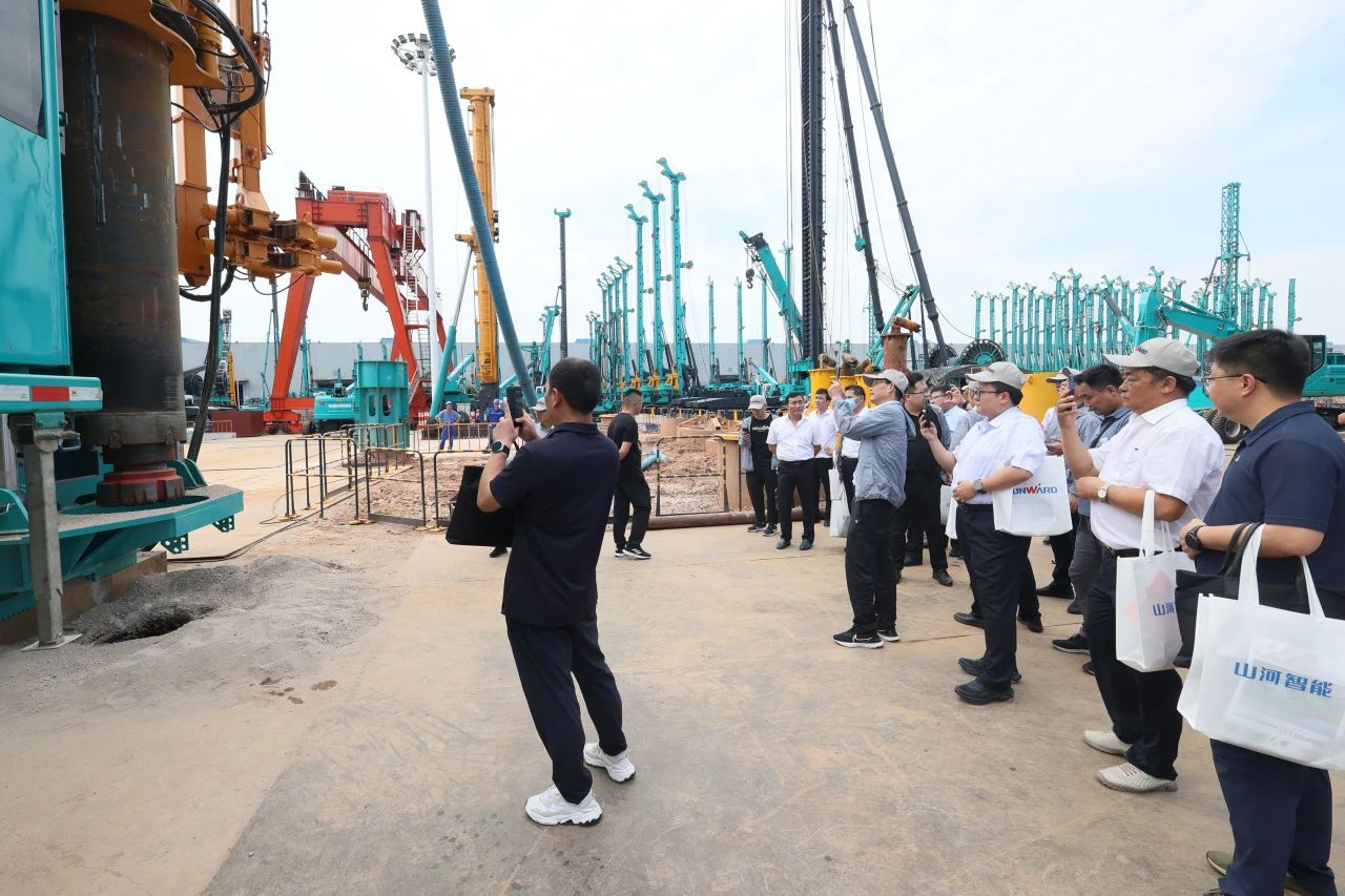 皇家国际智能全球初创深井套管车载钻机下线颁布