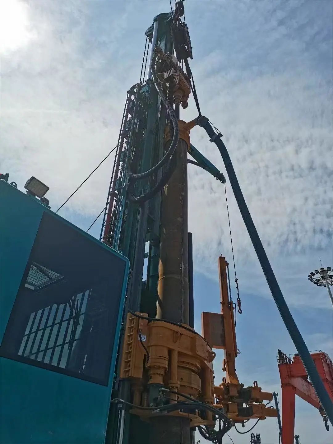 皇家国际智能全球初创深井套管车载钻机下线颁布
