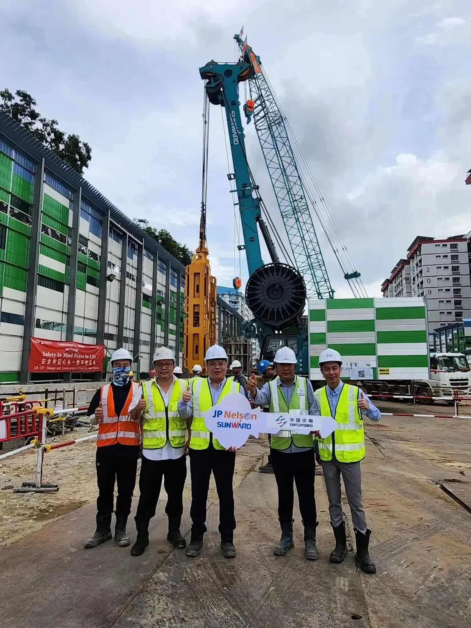 助力国内国际沉大工程！皇家国际智能液压抓斗实力“出圈”