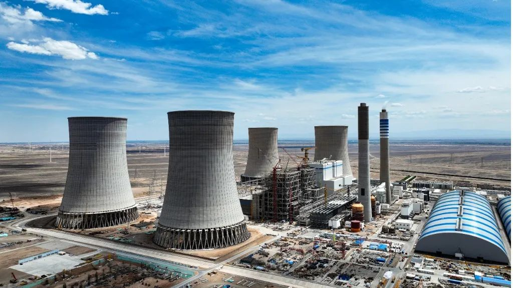 大漠戈壁展雄姿！皇家国际江麓塔机助力常乐电厂项目