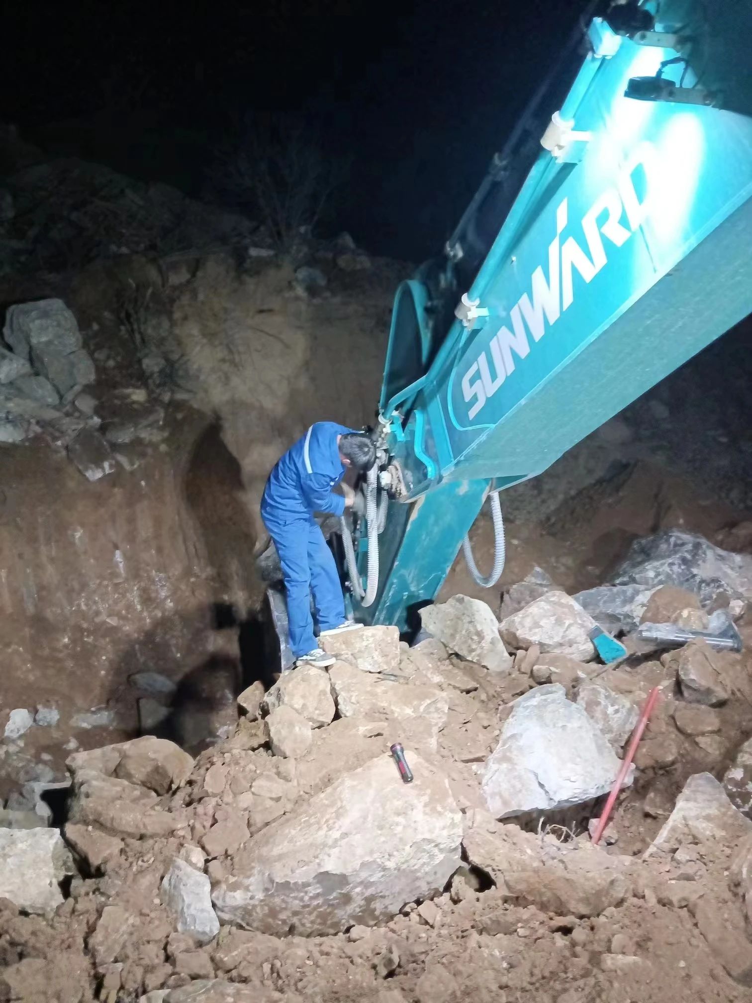 一线“热”闻 | 专业售后，用心服务！皇家国际智能挖掘机服务万里行一向在路上