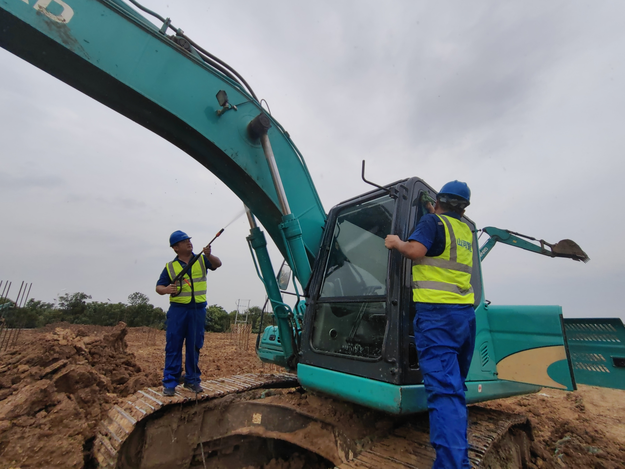 一线“热”闻 | 专业售后，用心服务！皇家国际智能挖掘机服务万里行一向在路上