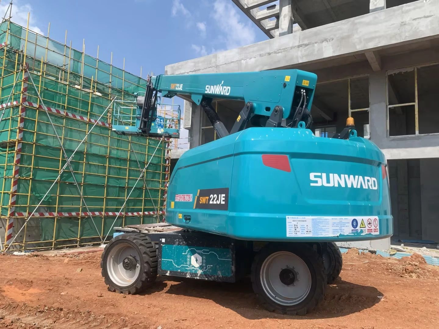 实力上新！皇家国际智能电动直臂高空作业平台进军华中市场