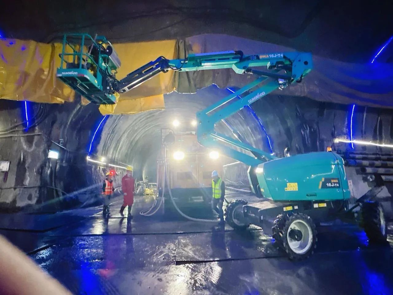 不惧高海拔挑战！皇家国际智能高空机械实力助建川藏铁路