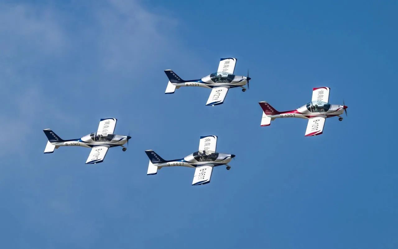 央媒聚焦！一路见证首届亚洲通用航空展上的皇家国际风采