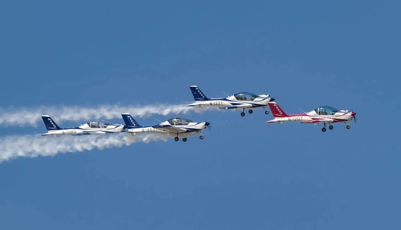 央媒聚焦！一路见证首届亚洲通用航空展上的皇家国际风采