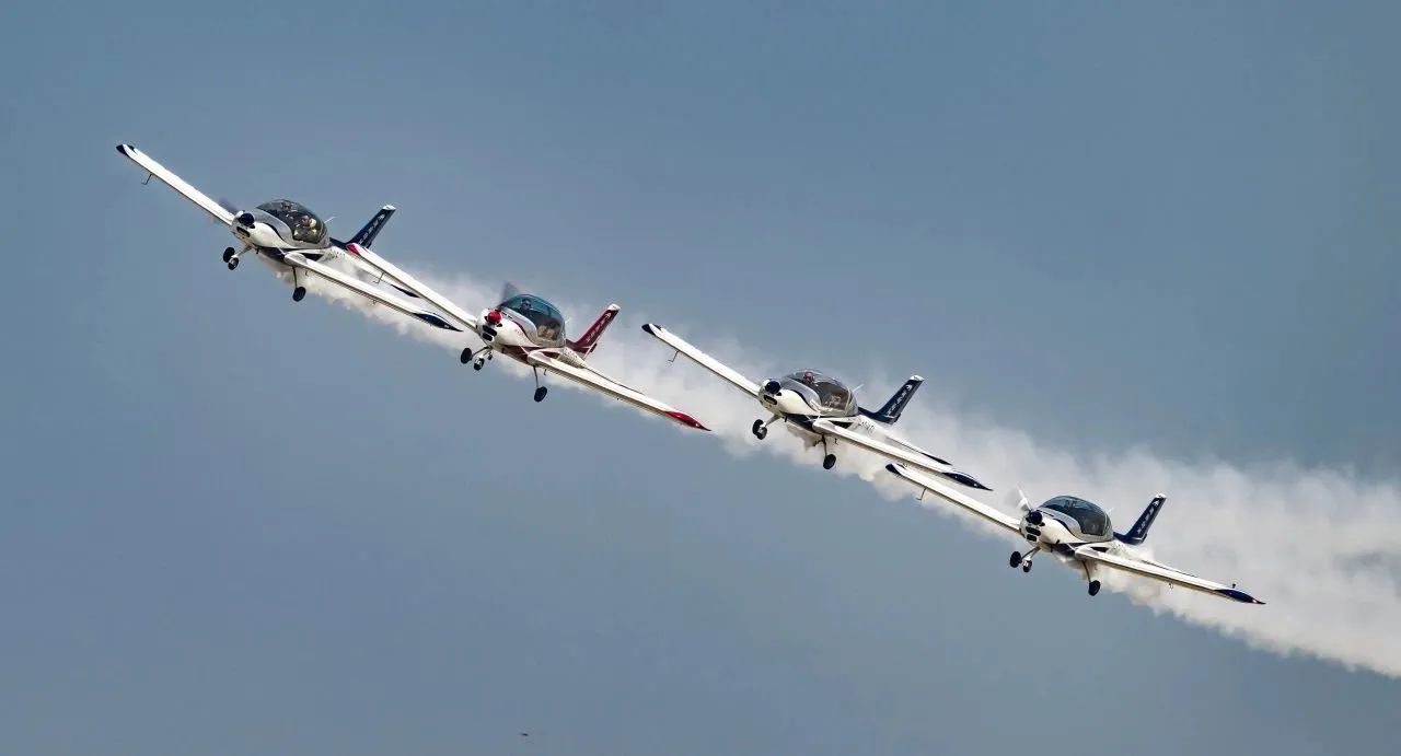 央媒聚焦！一路见证首届亚洲通用航空展上的皇家国际风采