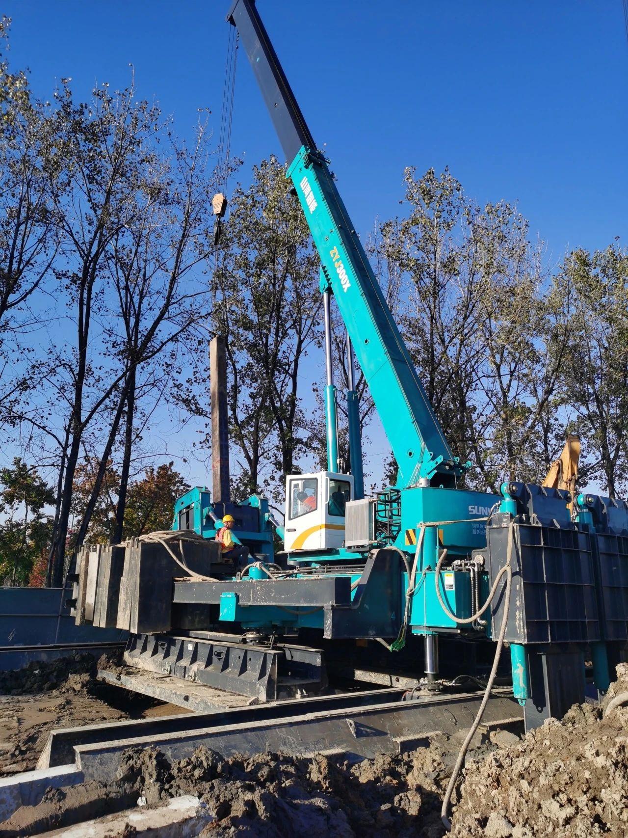 “皇家国际绿”闪灼西子湖畔！皇家国际智能ZYJ300X斜桩压桩机强势来袭