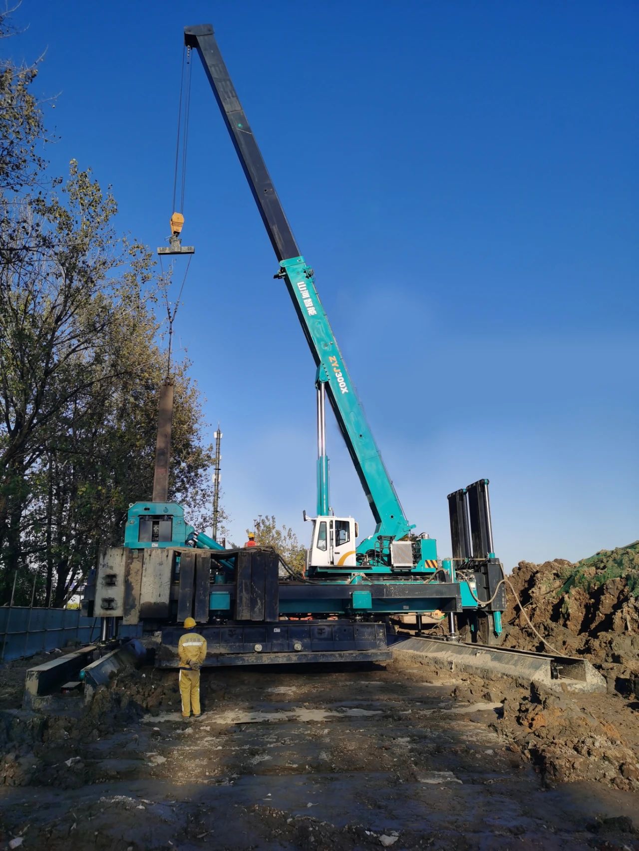 “皇家国际绿”闪灼西子湖畔！皇家国际智能ZYJ300X斜桩压桩机强势来袭