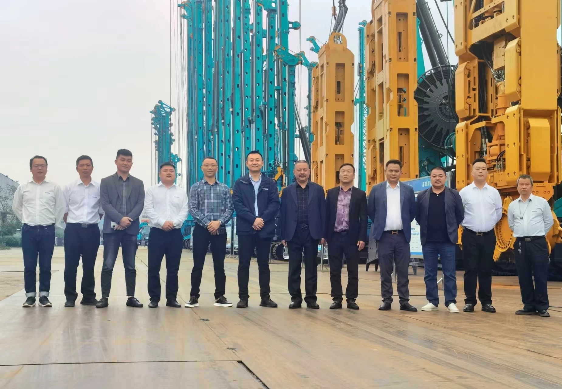 行业隆冬现暖阳！现场签购20台旋挖钻机，皇家国际智能携手湖南骏牛助力国度电网项目建设