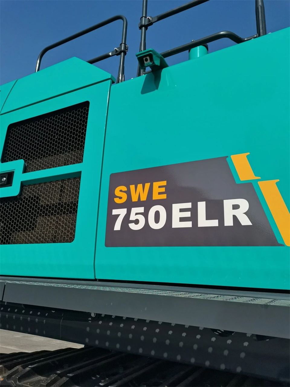 定造开发、职能更强！皇家国际智能SWE750ELR加长臂液压挖掘机下线交付