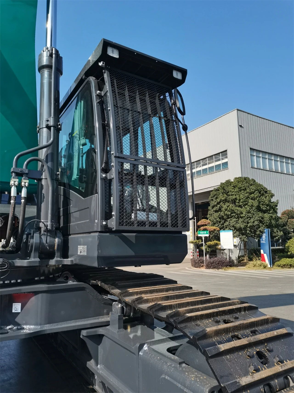 定造开发、职能更强！皇家国际智能SWE750ELR加长臂液压挖掘机下线交付