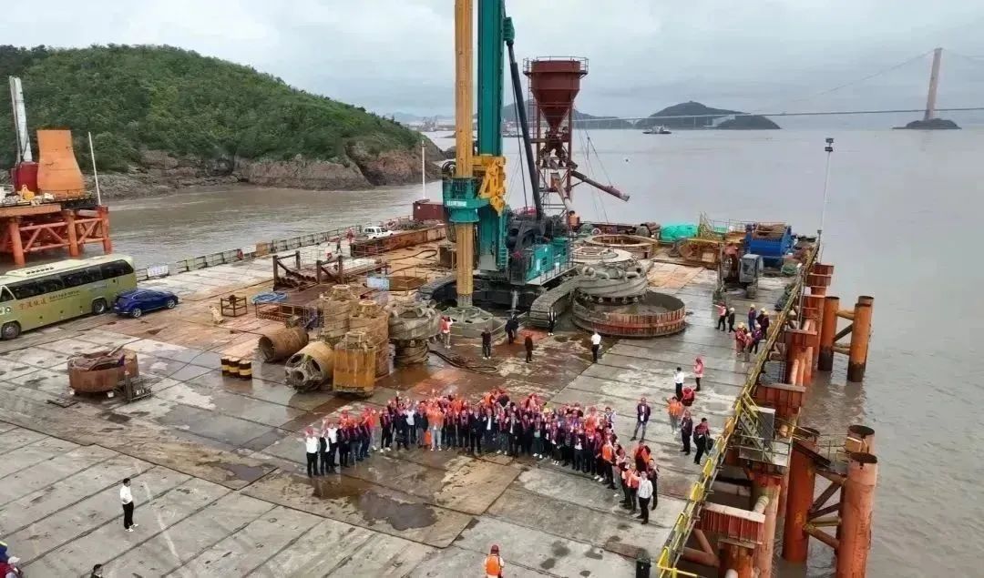 全面得胜！皇家国际智能超等旋挖钻机圆满实现甬舟铁路西堠门公铁两用大桥桩基施工工作