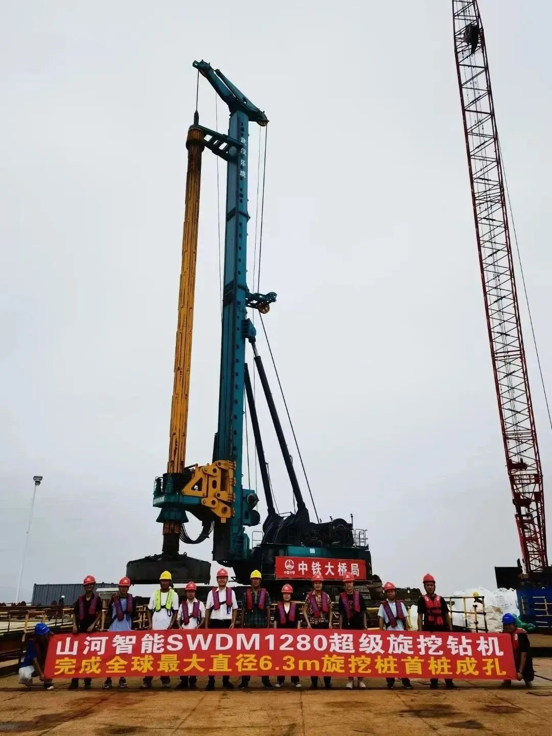 全面得胜！皇家国际智能超等旋挖钻机圆满实现甬舟铁路西堠门公铁两用大桥桩基施工工作