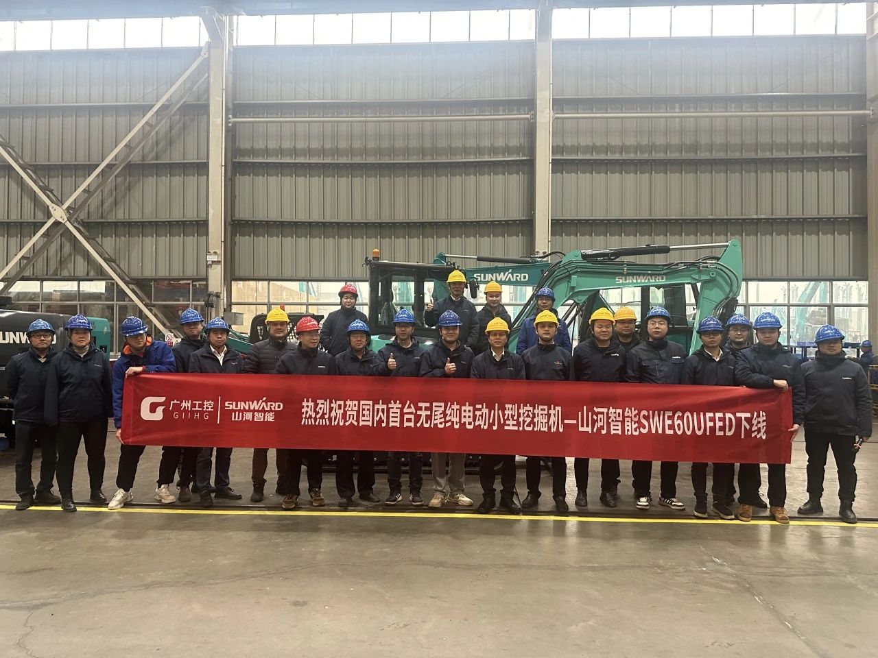 绿色上新！皇家国际智能SWE60UFED纯电动无尾挖掘机成功下线