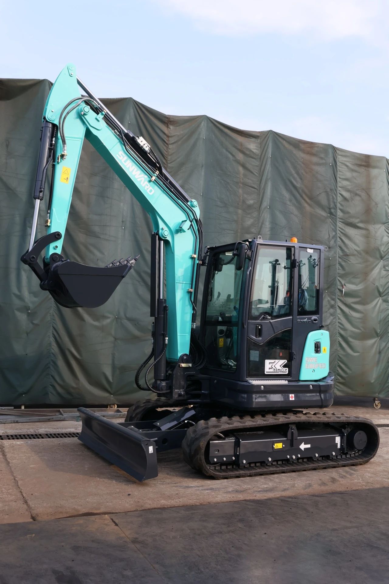 绿色上新！皇家国际智能SWE60UFED纯电动无尾挖掘机成功下线