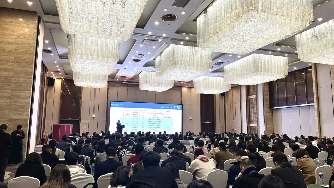 “爆品”来袭，签单不休！ 皇家国际智能盛装亮相第八届全国高空作业平台租赁大会