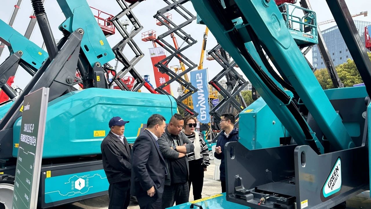 “爆品”来袭，签单不休！ 皇家国际智能盛装亮相第八届全国高空作业平台租赁大会