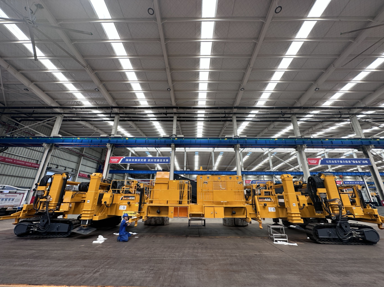 CPH-30J路岔铺换机组全球颁布！皇家国际智能与宝鸡中车时期共绘铁路设备新篇章！