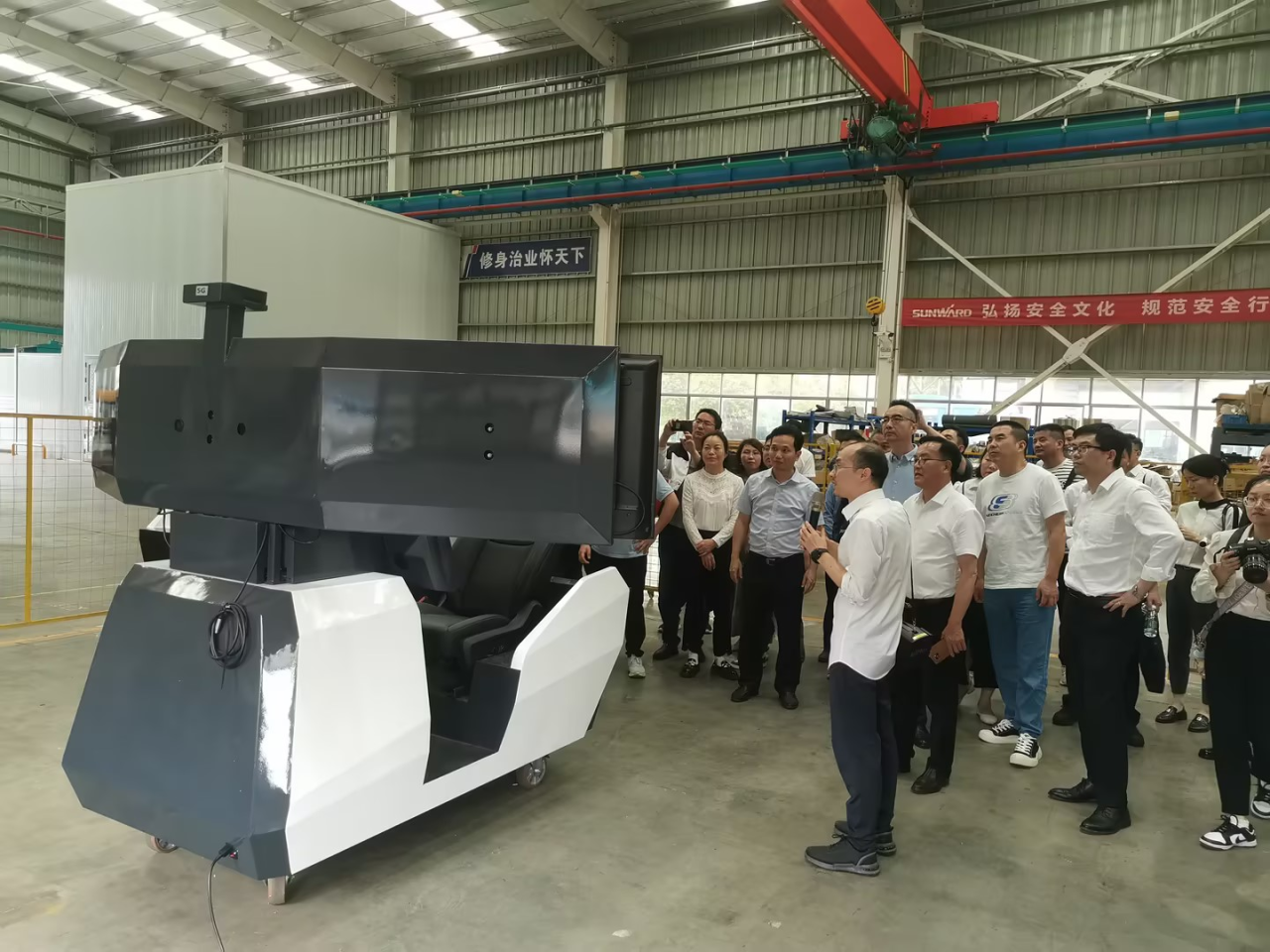 湘潭市工信局带队光临皇家国际智能发展智能造作现场观摩互换活动