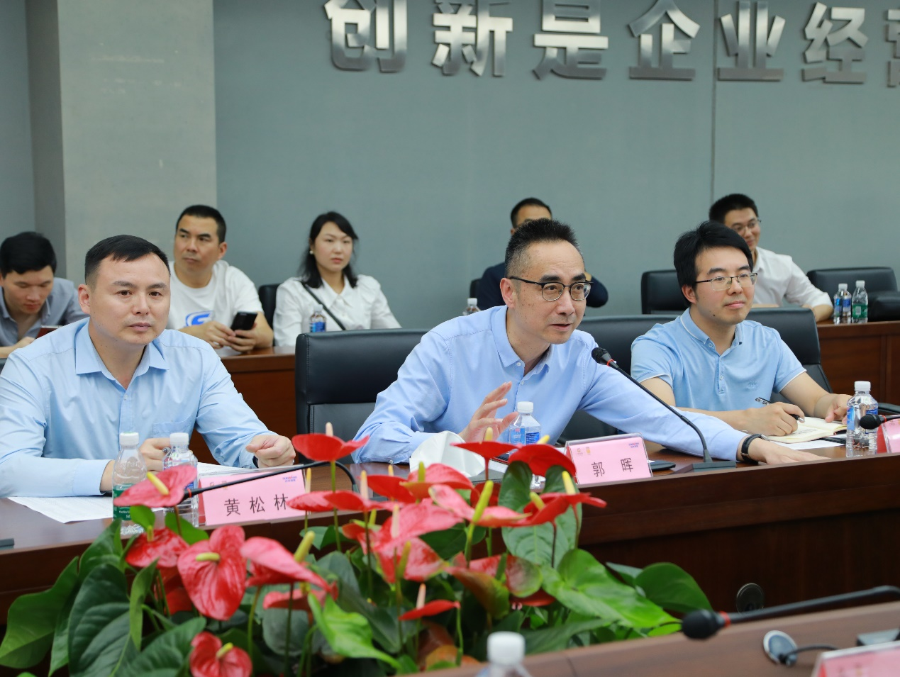 湘潭市工信局带队光临皇家国际智能发展智能造作现场观摩互换活动