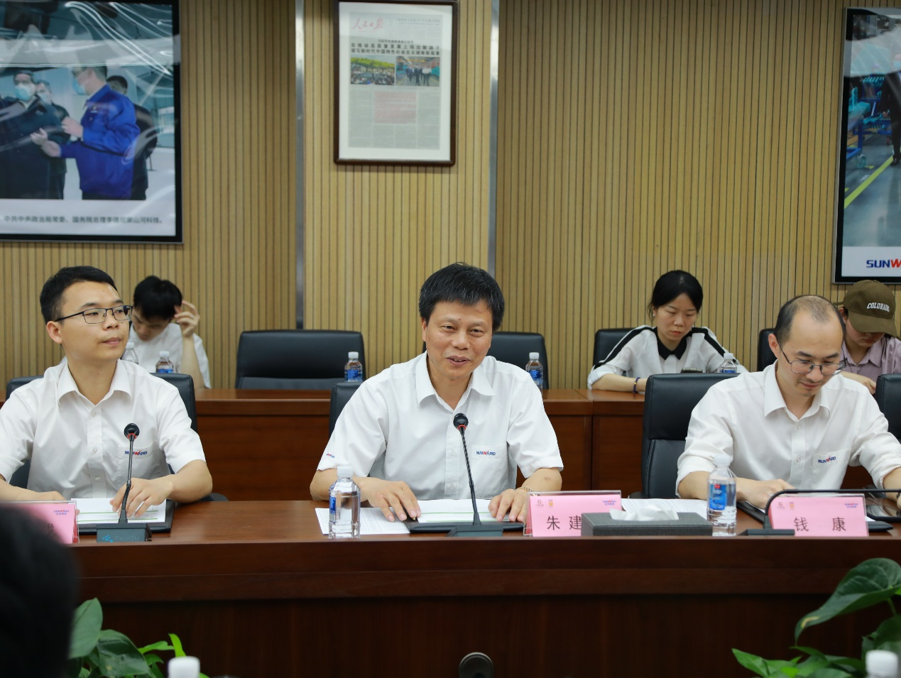 湘潭市工信局带队光临皇家国际智能发展智能造作现场观摩互换活动