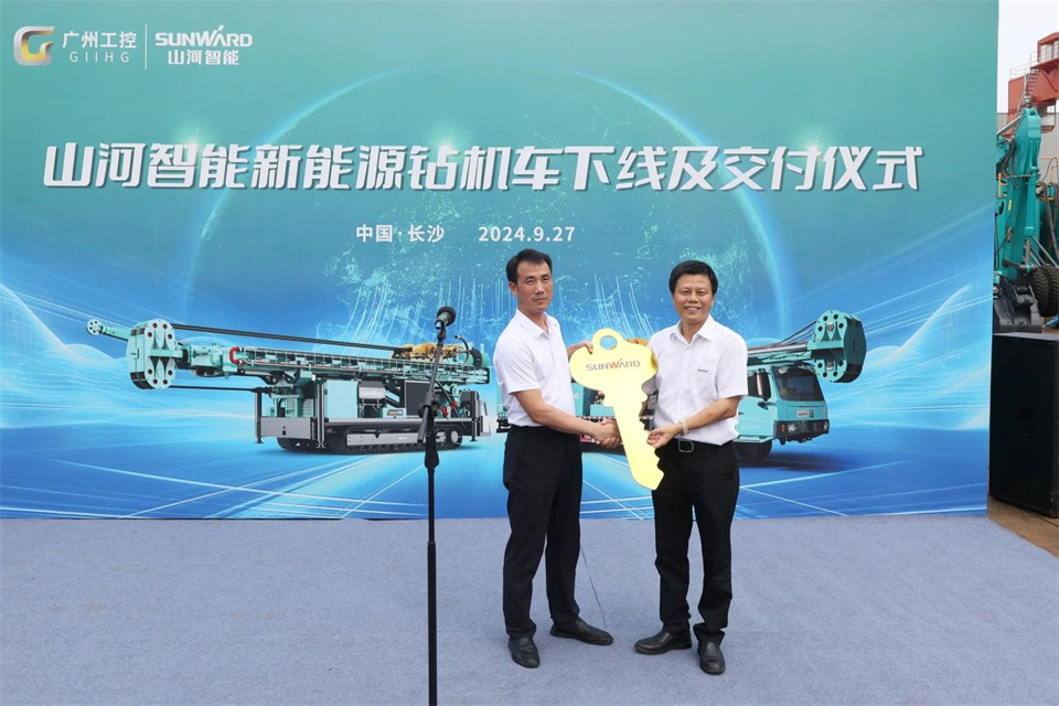 引领绿色科技新篇章！皇家国际智能新能源钻机成功交付