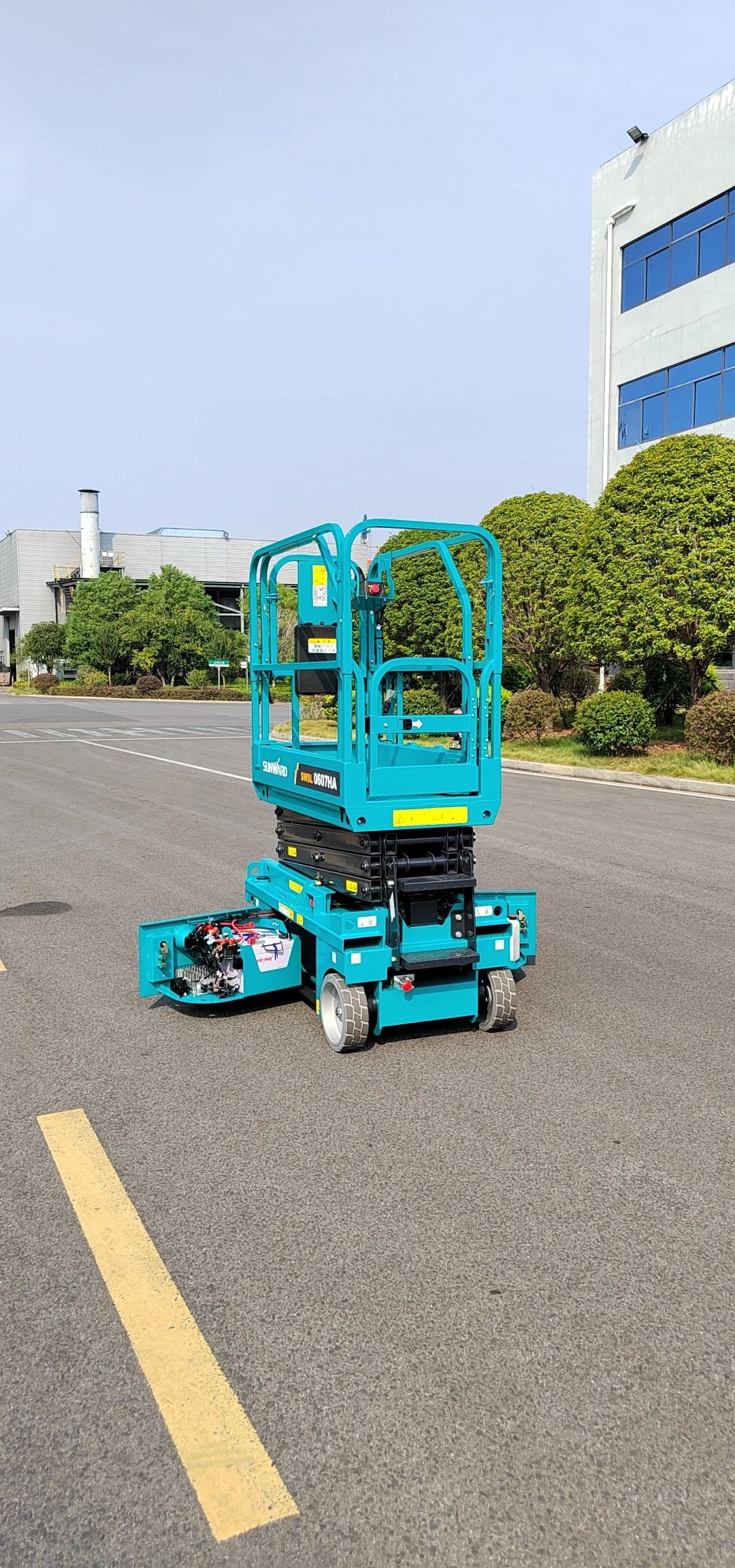 向“新”而行！皇家国际智能又一款电动液驱剪叉式高空作业平台颁布