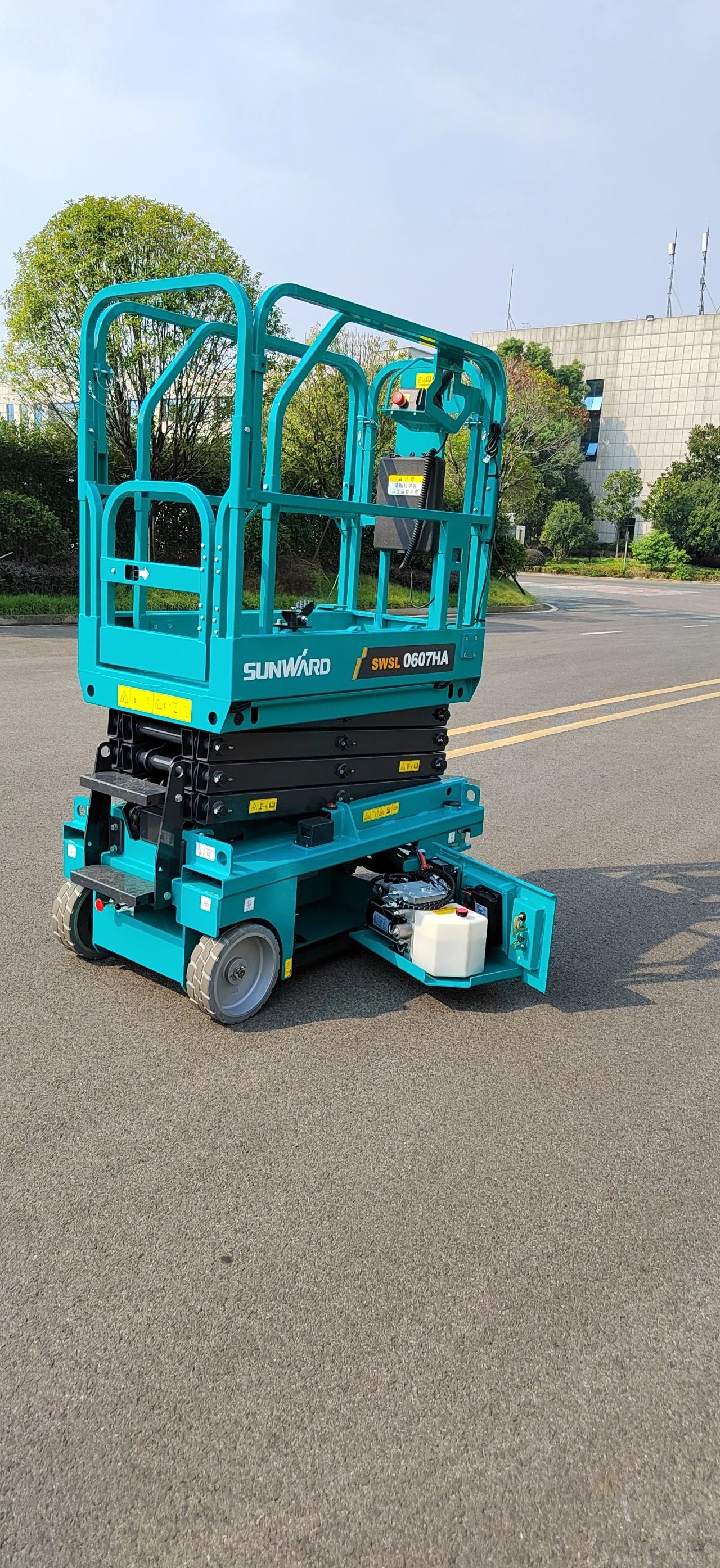 向“新”而行！皇家国际智能又一款电动液驱剪叉式高空作业平台颁布