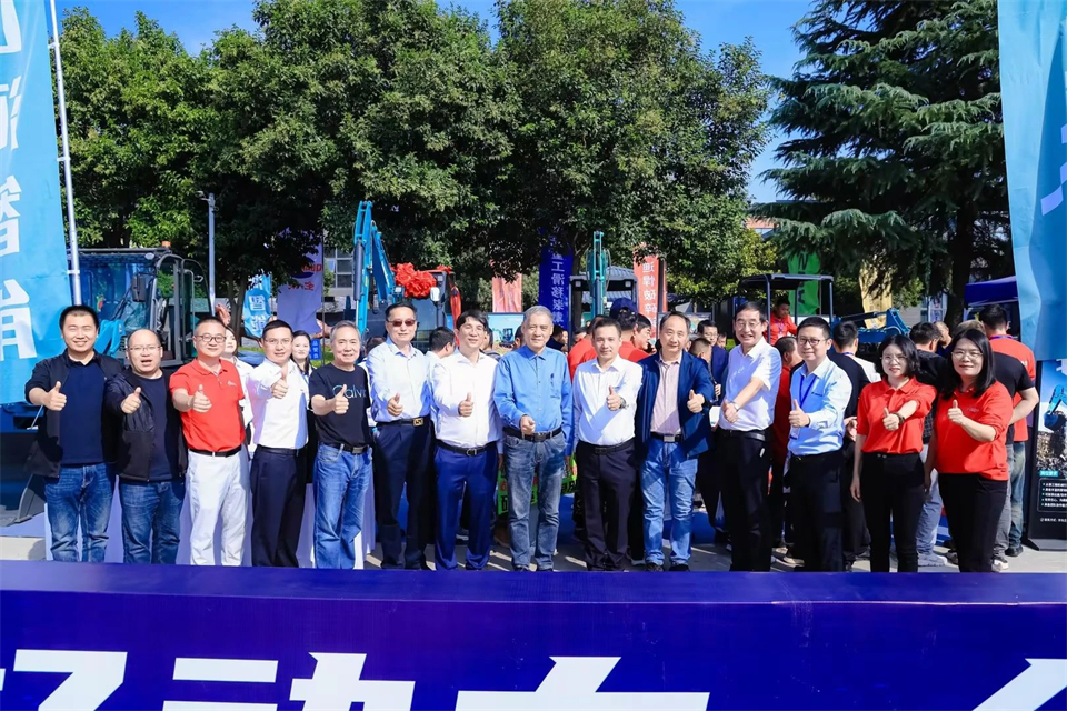 展示“掘”对实力！皇家国际智能亮相2024微挖大会暨幼型设备大会