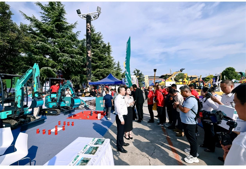 展示“掘”对实力！皇家国际智能亮相2024微挖大会暨幼型设备大会