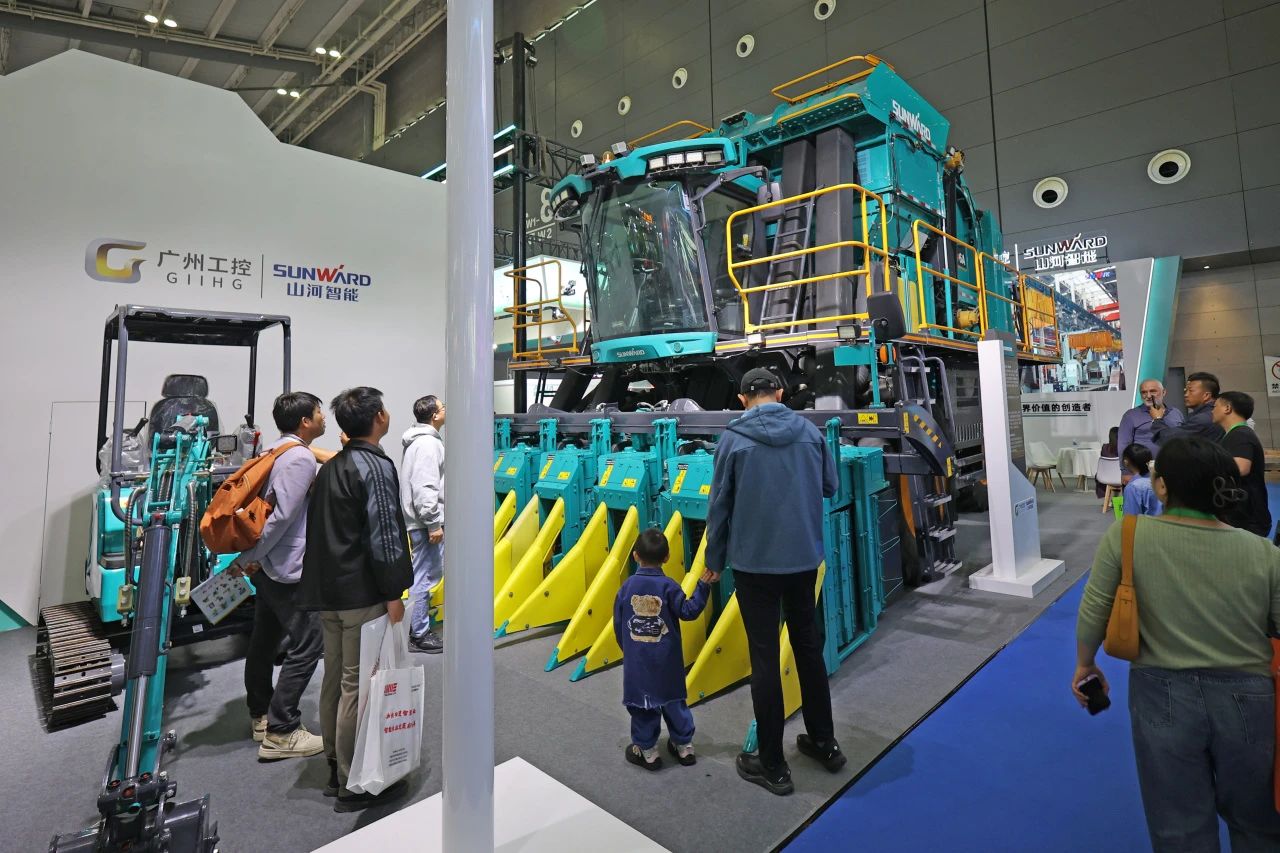 聚焦智能化、无人化！皇家国际智能携多款产品亮相2024中国国际农业机械展