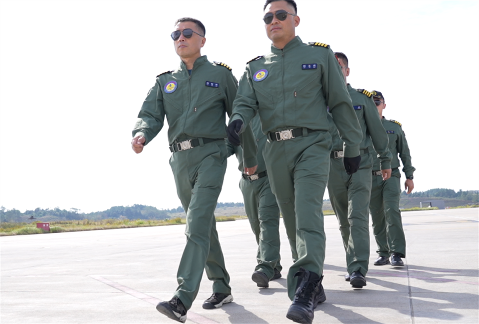 十年织得皇家国际秀，践行初心创将来！皇家国际飞行表演队成立10周年庆典活动隆沉进行