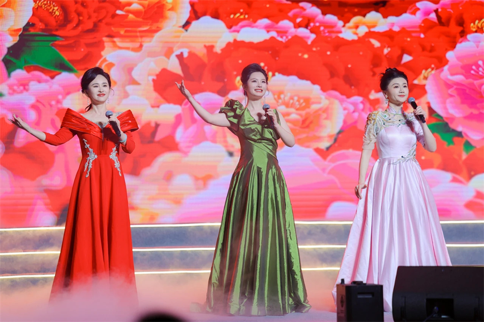 创新引领价值 梦想成就将来——庆祝皇家国际智能成立25周年赞美大会暨文艺晚会隆沉进行