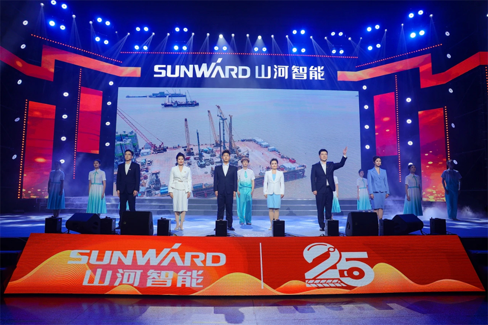 创新引领价值 梦想成就将来——庆祝皇家国际智能成立25周年赞美大会暨文艺晚会隆沉进行