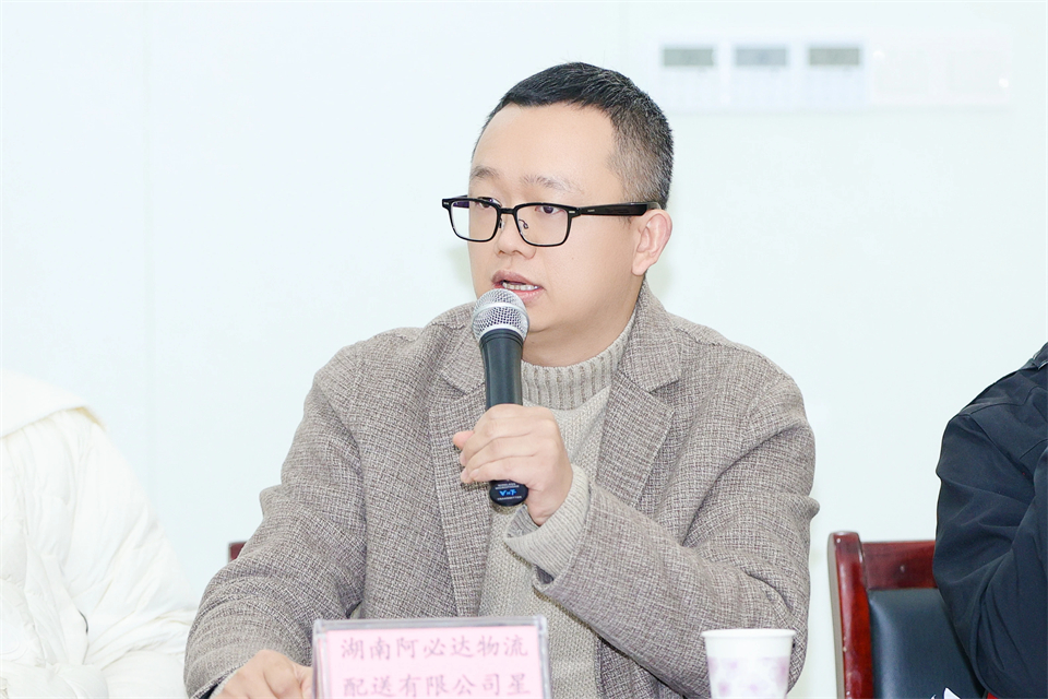 长龙街路、皇家国际智能召开首届年货盛惠暨送春联文化惠民活动工作会议