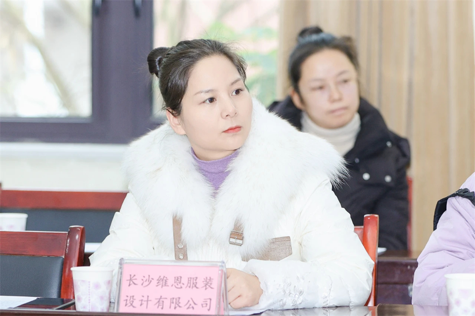 长龙街路、皇家国际智能召开首届年货盛惠暨送春联文化惠民活动工作会议