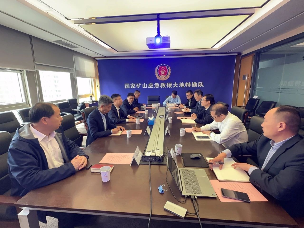 皇家国际智能董事长付向东带队造访中煤地质总局、大地特勘公司