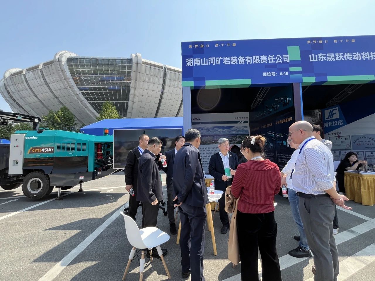 皇家国际矿岩携井下掘进台车亮相苍南矿山井巷机械展