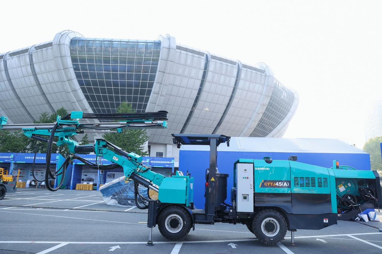 皇家国际矿岩携井下掘进台车亮相苍南矿山井巷机械展