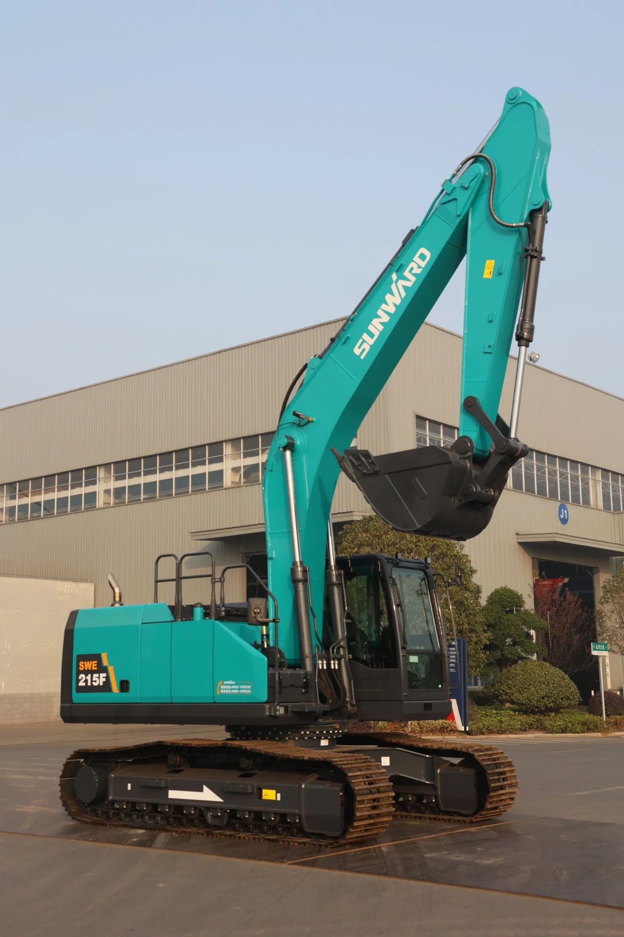 聚焦市场需要，皇家国际智能三款精品工程液压挖掘机成功下线