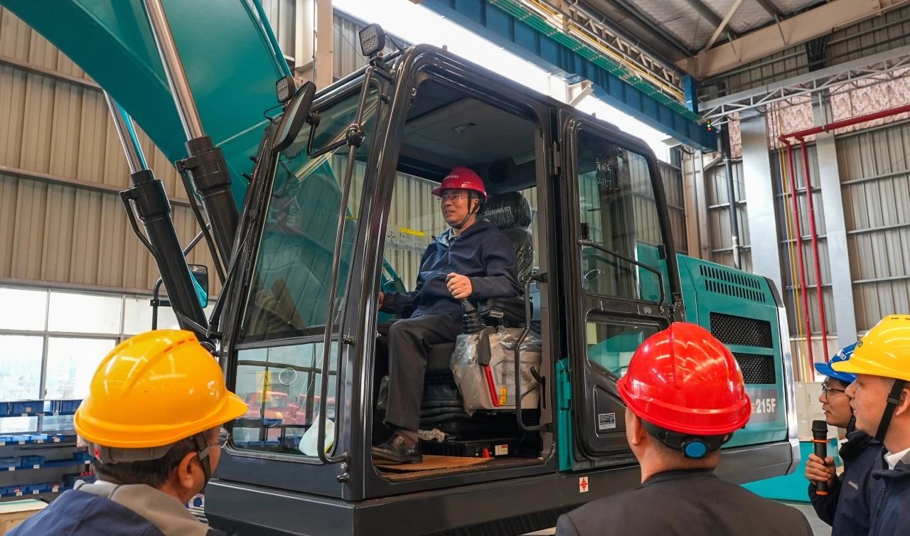 聚焦市场需要，皇家国际智能三款精品工程液压挖掘机成功下线